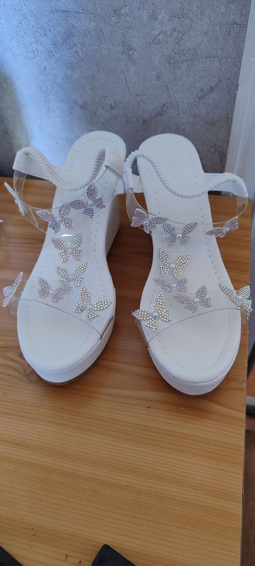 Sandales / mules compensées blanches à talons avec lanières transparentes et papillons strass